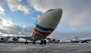 Мужчина устроил дебош в самолете на Москву Мужчина устроил дебош в самолете на Москву