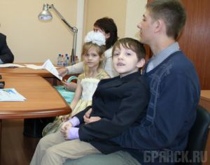 Многодетные семьи застряли в чиновничьих кабинетах