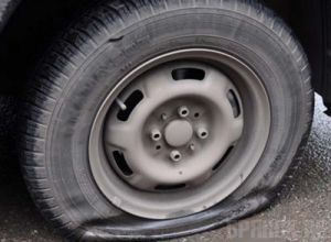 В Брянске мужчина прокалывал колеса автомобилей
