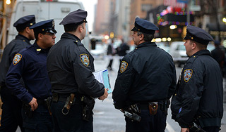 Полиция Нью-Йорка обрызгала детей газом Полиция Нью-Йорка обрызгала детей газом