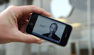 Стив Джобс создал два новых iPhone Стив Джобс создал два новых iPhone