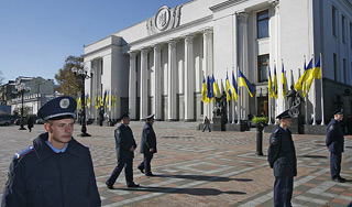 Рада разделилась на два лагеря Рада разделилась на два лагеря