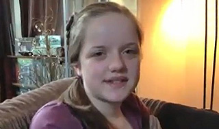 Юная британка икает третий месяц Юная британка икает третий месяц