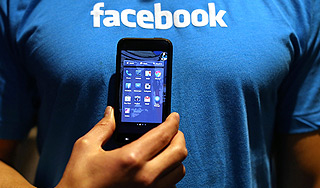 Цукерберг представил смартфон от Facebook Цукерберг представил смартфон от Facebook