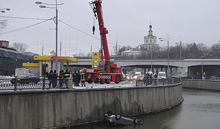 Микроавтобус рухнул в Москва-реку Микроавтобус рухнул в Москва-реку