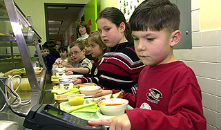 В США у голодных школьников отобрали еду В США у голодных школьников отобрали еду