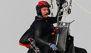 Экстремал пролетел над океаном на шариках Экстремал пролетел над океаном на шариках