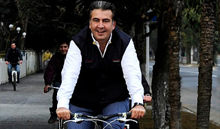 Саакашвили упал с велосипеда и сломал руку Саакашвили упал с велосипеда и сломал руку