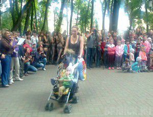 Молодых родителей пригласили на Парад колясок