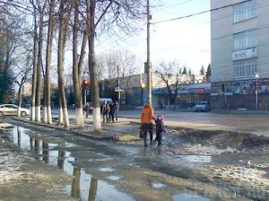 Лишилась навеса остановка, в которую врезалась «скорая» Фото: БРЯНСК.RU