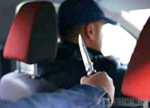 Преступники ударили водителя ножом и забрали его авто