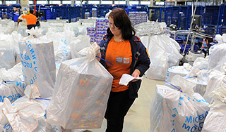 На "Почте России" застряло 500 тонн посылок На "Почте России" застряло 500 тонн посылок