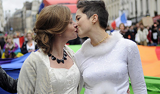 Сенат Франции разрешил однополые браки Сенат Франции разрешил однополые браки