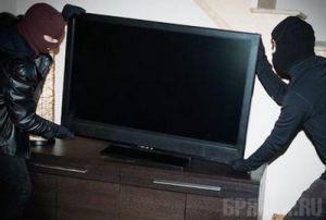 В Брянске задержали трех мужчин, укравших телевизор