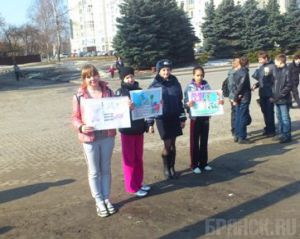 Юные инспекторы движения побеседовали с пешеходами