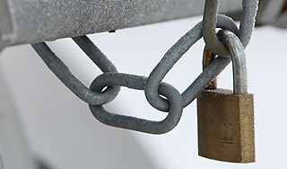 Мужчина посадил на цепь многодетную мать Мужчина посадил на цепь многодетную мать