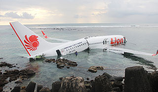 На Бали лайнер с пассажирами рухнул в море На Бали лайнер с пассажирами рухнул в море