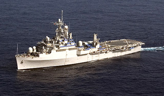 Боевое судно США вспыхнуло на полном ходу Боевое судно США вспыхнуло на полном ходу