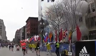 Опубликовано первое видео взрывов в Бостоне Опубликовано первое видео взрывов в Бостоне