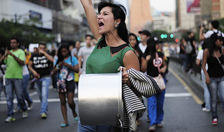 В Венесуэле прошли "кастрюльные марши" В Венесуэле прошли "кастрюльные марши"