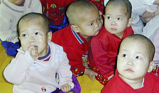 Роман о КНДР получил литературный "Оскар" Роман о КНДР получил литературный "Оскар"