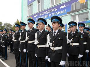 В кадетской школе воспитатель била детей головой о стену