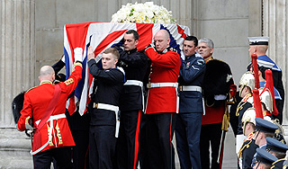 Маргарет Тэтчер проводили троекратным "ура" Маргарет Тэтчер проводили троекратным "ура"