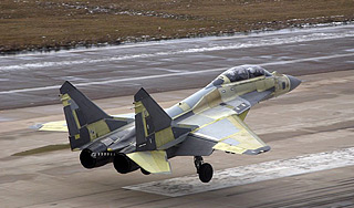 Боевые самолеты сели на трассу М1 Боевые самолеты сели на трассу М1