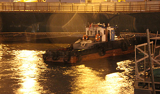 На Неве буксир протаранил мост и затонул На Неве буксир протаранил мост и затонул