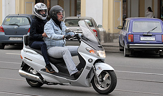 Для езды на мопедах потребуются права Для езды на мопедах потребуются права