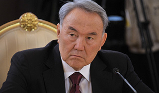 Назарбаев предложил бить палками за мусор Назарбаев предложил бить палками за мусор