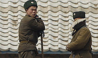 КНДР строит баррикады из бревен КНДР строит баррикады из бревен