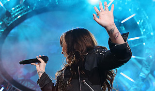 Россия избавится от "фанерных" певцов Россия избавится от "фанерных" певцов