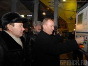 Губернаторская крыша Денин нажимает кнопки на силикатном заводе Лазарева