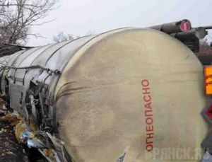 Из опрокинувшегося бензовоза вылилось 100 литров бензина