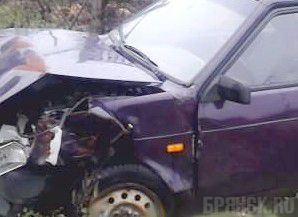 Двое мужчин разбились на угнанном автомобиле