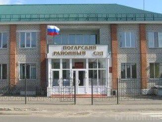 В зале суда обвиняемый ударил по лицу помощника прокурора