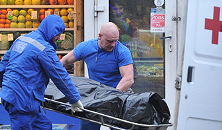 В Москве машина сбила людей на остановке В Москве машина сбила людей на остановке