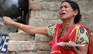 Женщина родила под рухнувшим в Дакке домом Женщина родила под рухнувшим в Дакке домом