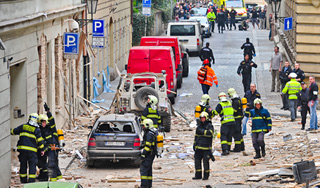 В Праге может обрушиться взорвавшийся дом В Праге может обрушиться взорвавшийся дом