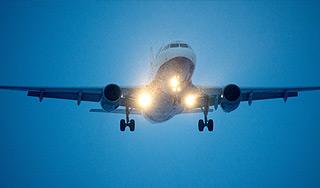 Самолет с россиянами обстреляли ракетами Самолет с россиянами обстреляли ракетами