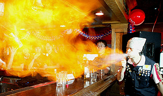 Бармен сжег лицо гостю клуба коктейлем Бармен сжег лицо гостю клуба коктейлем