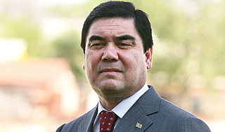 Глава Туркмении упал с лошади на скачках Глава Туркмении упал с лошади на скачках