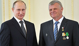 Путин наградил первых "Героев труда" Путин наградил первых "Героев труда"