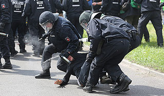 Демонстрантов в Берлине усмирили газом Демонстрантов в Берлине усмирили газом