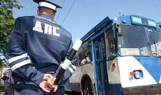 Троллейбус вылетел с дороги на пешеходов Троллейбус вылетел с дороги на пешеходов