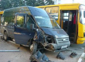 В Брянске столкнулись автобус и маршрутное такси