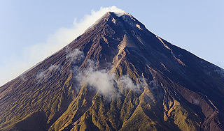 Вулкан на Филиппинах убил пять альпинистов Вулкан на Филиппинах убил пять альпинистов