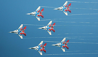 Над Кремлем пролетели "Стрижи" и "Витязи" Над Кремлем пролетели "Стрижи" и "Витязи"