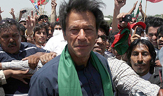 Звезда крикета упал с трибуны Звезда крикета упал с трибуны